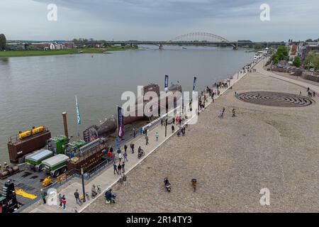Nijmegen, Niederlande. 11. Mai 2023. NIJMEGEN, NIEDERLANDE - MAI 11: Ein altes deutsches U-Boot, das vorübergehend in Nijmegen angelegt hat. Das U-Boot ist 48 Meter lang und wurde zwischen 1970 und 2010 benutzt. Das U-Boot kommt von Kiel und ist über Nijmegen auf dem Weg zum Technologiemuseum Speyer. Während seines Aufenthalts in Nijmegen zog es viele Zuschauer an. Auf der Waalkade am 11. Mai 2023 in Nijmegen, Niederlande (Foto von John Beckmann/Orange Pictures). Kredit: Orange Pics BV/Alamy Live News Stockfoto