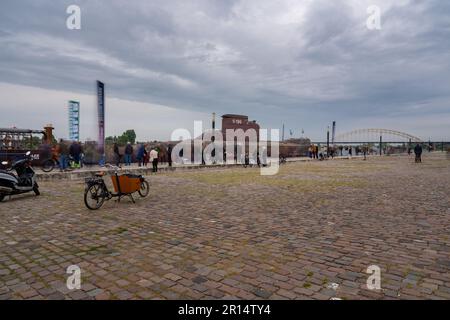 Nijmegen, Niederlande. 11. Mai 2023. NIJMEGEN, NIEDERLANDE - MAI 11: Ein altes deutsches U-Boot, das vorübergehend in Nijmegen angelegt hat. Das U-Boot ist 48 Meter lang und wurde zwischen 1970 und 2010 benutzt. Das U-Boot kommt von Kiel und ist über Nijmegen auf dem Weg zum Technologiemuseum Speyer. Während seines Aufenthalts in Nijmegen zog es viele Zuschauer an. Auf der Waalkade am 11. Mai 2023 in Nijmegen, Niederlande (Foto von John Beckmann/Orange Pictures). Kredit: Orange Pics BV/Alamy Live News Stockfoto