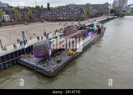 Nijmegen, Niederlande. 11. Mai 2023. NIJMEGEN, NIEDERLANDE - MAI 11: Ein altes deutsches U-Boot, das vorübergehend in Nijmegen angelegt hat. Das U-Boot ist 48 Meter lang und wurde zwischen 1970 und 2010 benutzt. Das U-Boot kommt von Kiel und ist über Nijmegen auf dem Weg zum Technologiemuseum Speyer. Während seines Aufenthalts in Nijmegen zog es viele Zuschauer an. Auf der Waalkade am 11. Mai 2023 in Nijmegen, Niederlande (Foto von John Beckmann/Orange Pictures). Kredit: Orange Pics BV/Alamy Live News Stockfoto