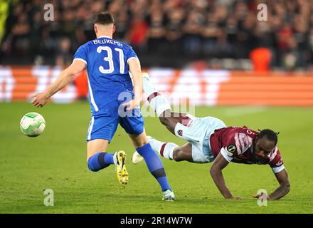 Michail Antonio (rechts) von West Ham United und Sam Beukema von AZ Alkmaar kämpfen um den Ball während des Halbfinalspiels der Europa Conference League im London Stadium. Foto: Donnerstag, 11. Mai 2023. Stockfoto