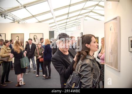 London, Großbritannien, 11/05/2023, Photo Londo 2023 kehrt zum Somerset House mit Besuchern zurück, einschließlich Nick Rhodes von der britischen Popgruppe „Duran Duran“. Das diesjährige Photo London präsentiert die besten Fotografien der Vergangenheit, Gegenwart und Zukunft und ist eine inspirierende Mischung aus Vintage- und moderner Fotografie. Stockfoto