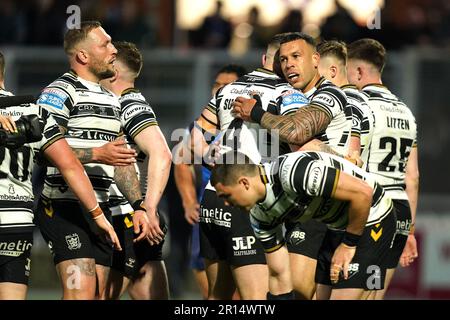 Carlos Tuimavave vom Hull FC (Mitte rechts, mit Blickrichtung) feiert den zweiten Versuch seiner Seite während der Betfred Super League im Be Well Support Stadium in Doncaster. Foto: Donnerstag, 11. Mai 2023. Stockfoto