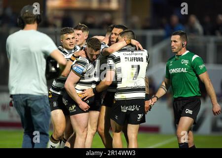 Carlos Tuimavave (Mitte, versteckt) des Hull FC feiert den zweiten Versuch seiner Seite während der Betfred Super League im Be Well Support Stadium in Doncaster. Foto: Donnerstag, 11. Mai 2023. Stockfoto