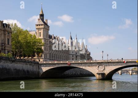 Historisches Gebäude Schloss Consiergerie (Palais de Justice), Pont Neuf und seine im Sommer, Paris, Frankreich Stockfoto