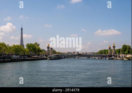 Paris, Frankreich, Brücke Pont Alexandre III und Eiffelturm Stockfoto