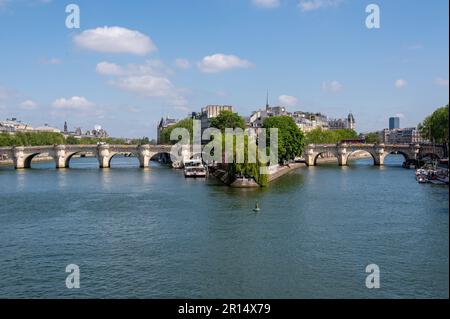 Blick über die seine in Richtung Pont Neuf im Zentrum Paris Stockfoto