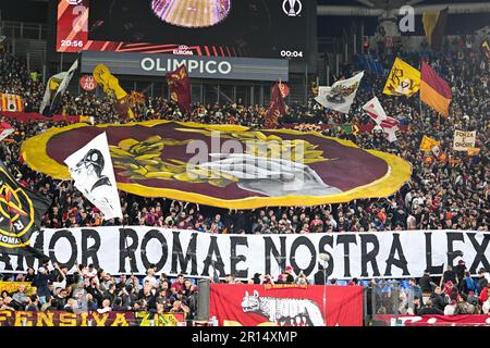 Rom, Italien. 11. Mai 2023. ALS Roma-Fans beim Halbfinale des Fußballspiels der Europe League zwischen AS Roma und Bayern Leverkusen im Olimpico-Stadion in Rom, Italien, 11. Mai 2023 Kredit: Live Media Publishing Group/Alamy Live News Stockfoto