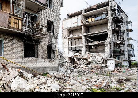 Zerstörte Wohngebäude in Izyum, aufgrund der russischen Invasion in die Ukraine. Stockfoto