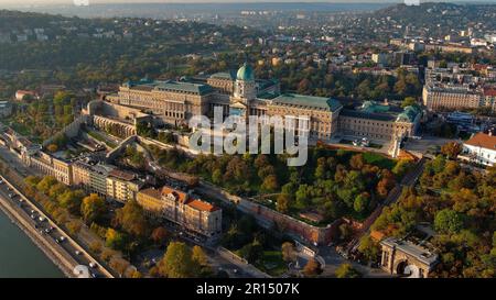 Unvergleichlicher Blick auf die Skyline von Budapest mit dem königlichen Palast des Budaer Schlosses und der Donau bei Sonnenaufgang, Ungarn Stockfoto