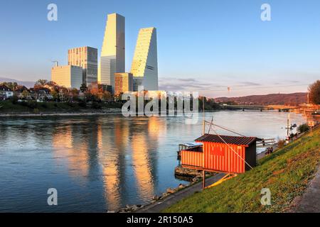 Die beiden Wolkenkratzer, die gemeinhin als Roche-Türme bezeichnet werden, wurden 2015 bzw. 2022 entlang des Rheins gebaut. Der größere, fertig Stockfoto