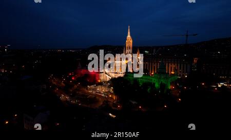 Einrichtung der Nachtaufnahme der Fischerbastei und der Matthiaskirche aus der Vogelperspektive. Budapest, Ungarn Stockfoto