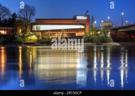 Das 1996 von Mario Botta im Solitude Park am Rhein in Basel erbaute Museum Tinguely konzentriert sich auf die Werke von Jean Tinguel Stockfoto