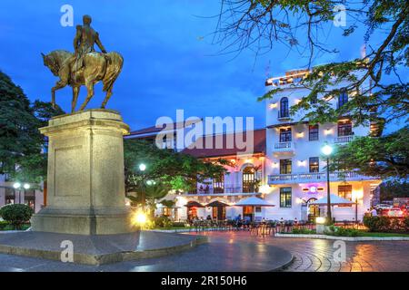 Nachtszene auf der Plaza Tomas Herrera in der Altstadt (Casco Viejo) von Panama City. Der Platz ist beliebt für seine berühmten Restaurants und Bars, wie Stockfoto