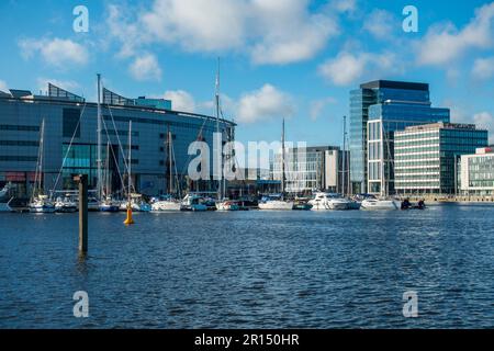 Blick auf Yachten, die in Belfast Harbour Marina im Titanic Quarter, Belfast, Nordirland, Großbritannien, vor Anker liegen Stockfoto