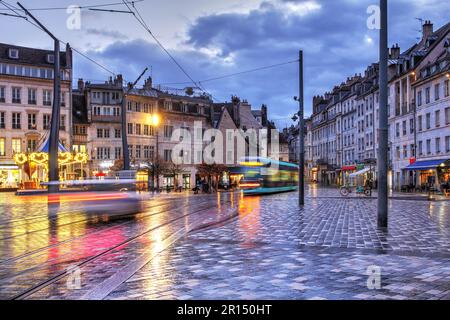 Place de la Revolution (Platz der Revolution) in der Abenddämmerung mit historischen Häusern in der Altstadt von Besancalon, Frankreich. Stockfoto