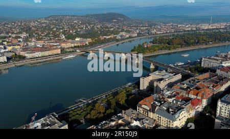 Aufnahme aus der Luft von Budapest, Ungarn bei Sonnenaufgang. Margaretenbrücke oder Margit versteckten sich über der Donau, dem Ufer Stockfoto