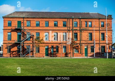 Titanic Hotel Belfast, ehemaliges Hauptquartier von Harland & Wolff, im Titanic Quarter, Belfast, Nordirland, Großbritannien Stockfoto