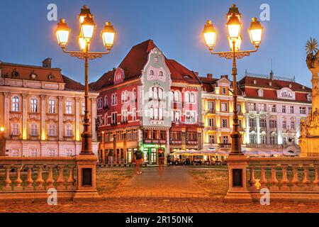 Wunderschöne Häuser in Piata Unirii (Union Square), Timisoara, Rumänien während eines Sommerabends. Im Zentrum befindet sich das Brück House (im Jugendstil, hungari Stockfoto