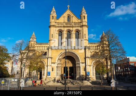 St Anne's Cathedral, auch bekannt als Belfast Cathedral, befindet sich in der Donegall Street im Cathedral Quarter, Belfast, Nordirland, Großbritannien Stockfoto