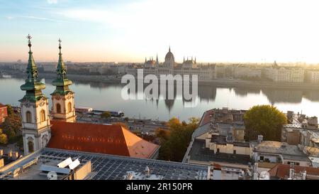 Aus der Vogelperspektive sehen Sie die Skyline von Budapest, die Parish Saint Anne der Oberwasserstadt (Felsovizivarosi Szent Anna-plebania) und die römisch-katholische Kirche Stockfoto