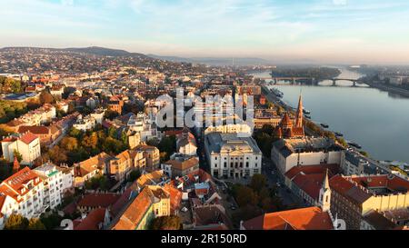 Die Skyline von Budapest bei Sonnenaufgang, Luftblick. Donau, Buda-Seite, Ungarn Stockfoto