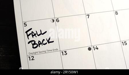 Kalendererinnerung, dass die Uhr am Ende der Sommerzeit am 5. November 2023 um eine Stunde zurückgestellt werden muss Stockfoto
