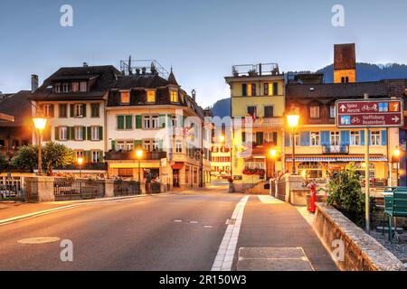 Historische Häuser in Unterseen Interlaken im Kanton Bern in der Schweiz in der Abenddämmerung. Stockfoto