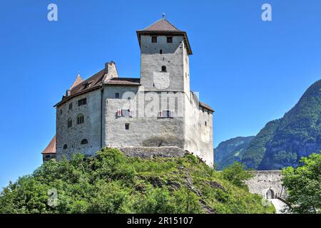 Das mittelalterliche Schloss Gutenberg ragt über der Gemeinde Balzers in Liechtenstein. Stockfoto