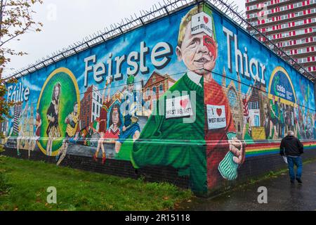 Wandgemälde an der Straßenecke mit Divis Tower im Hintergrund auf der Divis Street (dem unteren Abschnitt der Falls Road) in West Belfast, Nordirland, Großbritannien Stockfoto