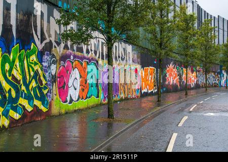 Peace Wall auf dem Cupar Way in West Belfast, Nordirland, Vereinigtes Königreich Stockfoto