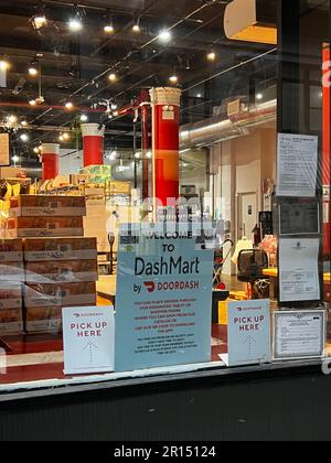 DashMart-Standort in New York City. DashMart ist ein Lebensmittelgeschäft von Doordash, das nur Lieferungen anbietet und 15-minütige Lebensmittellieferungen anbietet. Stockfoto