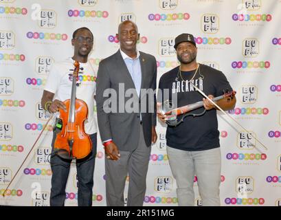 Miramar, USA. 07. Mai 2023. MIRAMAR, FLORIDA - MAI 07: Die Stadt Miramar Bürgermeister Wayne Messam (C), will Baptiste und Kev Marcus von Black Violin posieren hinter der Bühne während der Black Violin Foundation: Dreamer Art Festival im Miramar Regional Park Ampitheater am 28. Januar 2023 in Miramar, Florida. (Foto: JL/Sipa USA) Guthaben: SIPA USA/Alamy Live News Stockfoto