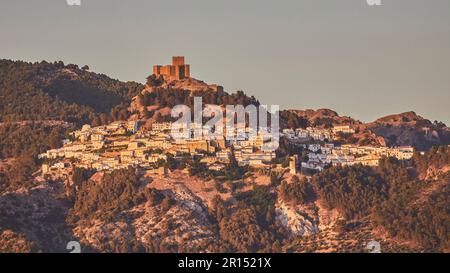 Segura de la Sierra. Traditionelles spanisches Dorf in Andalusien. Gelegen im Naturpark von Cazorla, Segura und Las Villas, La Iruela, Jaén, Spanien Stockfoto