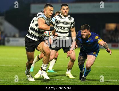 Carlos Tuimavave vom Hull FC (links) ist auf dem Weg, während der Betfred Super League im Be Well Support Stadium, Doncaster, den zweiten Versuch seiner Seite des Spiels zu gewinnen. Foto: Donnerstag, 11. Mai 2023. Stockfoto