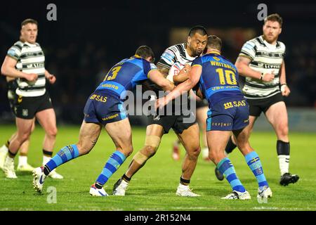 Die Ligi Sao (Zentrum) des FC Hull wird während der Betfred Super League im Be Well Support Stadium in Doncaster von Jai Whitbread von Wakefield Trinity und Jordan Crowther (rechts) angegriffen. Foto: Donnerstag, 11. Mai 2023. Stockfoto