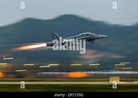 Gwangju, Gwangju, Südkorea. 19. April 2023. EIN US-AMERIKANISCHER Marine Corps F/A-18D Hornet Aircraft mit Marine Fighter Attack Squadron 115, Marine Aircraft Group 12 startet vom Gwangju Air Base, Republik Korea, während des Geschäftsjahres 2023 Korea Flying Training, 19. April 2023. KFT 23 ist eine kombinierte Schulungsveranstaltung, die sich auf die taktische Ausführung von Kampfmissionen konzentriert und Teil des jährlichen Routine-Trainingsprogramms der ROK-US-Allianz ist. Kredit: Tyler Harmon/USA Marines/ZUMA Press Wire Service/ZUMAPRESS.com/Alamy Live News Stockfoto