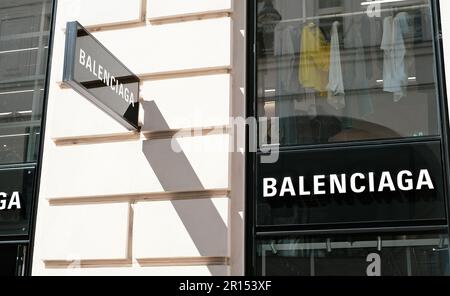 Wien, Österreich - 22. April 2023: Nahaufnahme der Boutique Balenciaga im Stadtzentrum Stockfoto