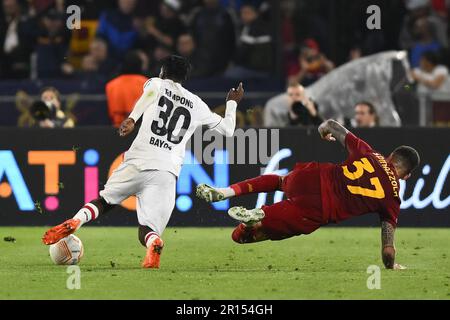 Rom, Italien. 11. Mai 2023. JEREMIE Frimpong von Bayer 04 Leverkusenv und Leonardo Spinazzola von A.S. Roma während der ersten Etappe des Halbfinales der UEFA Europa League zwischen A.S. Rom gegen Bayer 04 Leverkusen am 11. Mai 2023 im Stadio Olimpico in Rom. Kredit: Live Media Publishing Group/Alamy Live News Stockfoto