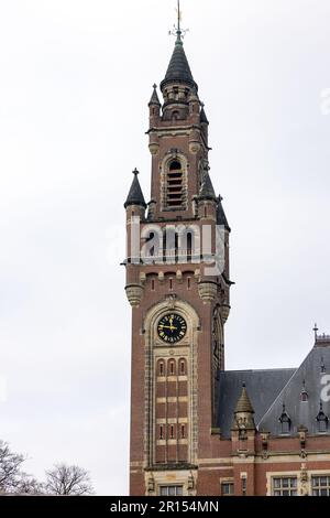 Den Haag, Niederlande - 17. April 2023: Der Uhrenturm im Friedenspalast in Den Haag, Niederlande, in dem der Internationale Gerichtshof untergebracht ist Stockfoto