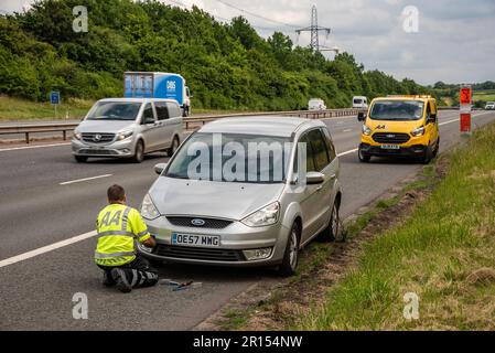 Das Auto wird von einer AA-Patrouille auf der M40 in Oxfordshire, Großbritannien, geborgen Stockfoto