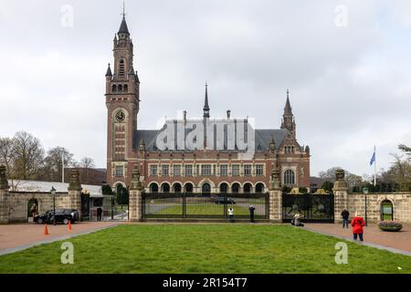 Den Haag, Niederlande - 17. April 2023: Friedenspalast in Den Haag, Niederlande. Das Verwaltungsgebäude für internationales Recht, in dem sich der Internat befindet Stockfoto