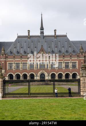 Den Haag, Niederlande - 17. April 2023: Friedenspalast in Den Haag, Niederlande. Das Verwaltungsgebäude für internationales Recht, in dem sich der Internat befindet Stockfoto