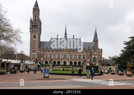 Den Haag, Niederlande - 17. April 2023: Friedenspalast in Den Haag, Niederlande. Das Verwaltungsgebäude für internationales Recht, in dem sich der Internat befindet Stockfoto