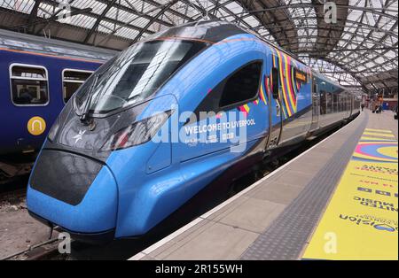 Liverpool, England, 11. Mai 2023 Ein Zug, der von TransPennine Express betrieben wird und am Bahnhof Liverpool Lime St steht. Der Zug ist geschmückt, um den Eurovision-Song-Wettbewerb zu feiern, der zu dieser Zeit in Liverpool stattfand. An diesem Tag erhielt TPE die Mitteilung, dass das Franchise nicht ausgeweitet würde und die Kontrolle über das Franchise wieder an die Regierung übergehen würde. Das Gerät der Klasse 397 wurde von CAF in Beasain, Spanien, für die Vermietung an TPE gebaut. Es wurden zwölf fünf Einheiten für den Betrieb zwischen Liverpool Line St/Manchester Airport und Edinburgh Waverley/Glasgow Central gebaut. ©Ged Noona Stockfoto