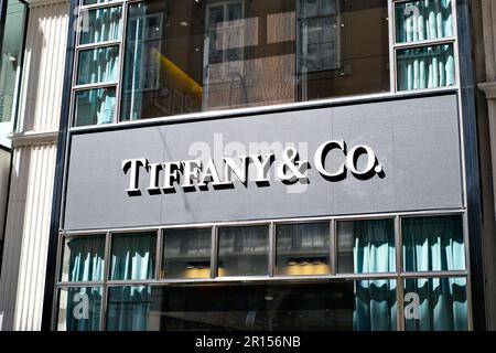 Wien, Österreich - 22. April 2023: Nahaufnahme der Tiffany Boutique im Stadtzentrum Stockfoto