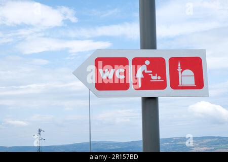 Bad wc Masjid Moschee Windel Wickelmatte Richtung Schild mit Himmelshintergrund. Selektiver Fokusbereich. Stockfoto