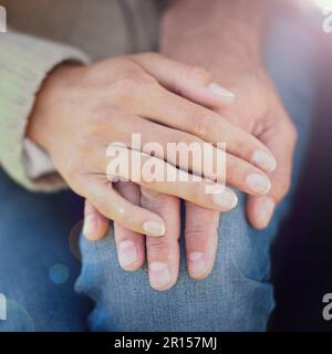 Eine liebevolle Hand. Beschnittenes Bild einer Frau, die ihre Hand liebevoll auf ihre Liebenden legt. Stockfoto