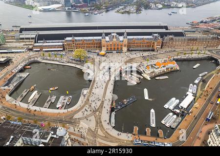 Amsterdam Centraal Bahnhof, Blick von oben. Hochwertiges Foto Stockfoto