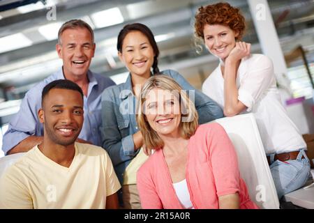 Wir machen aus allem eine Teamsache. Porträt einer vielfältigen Gruppe von Mitarbeitern in einer zwanglosen Büroumgebung. Stockfoto