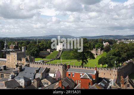 Blick von der Dachterrasse auf Cardiff Castle Keep im Stadtzentrum von Cardiff, Wales, Großbritannien, walisisches Wahrzeichen Gebäude Stadtlandschaft Touristenattraktion britische Stadt Stockfoto